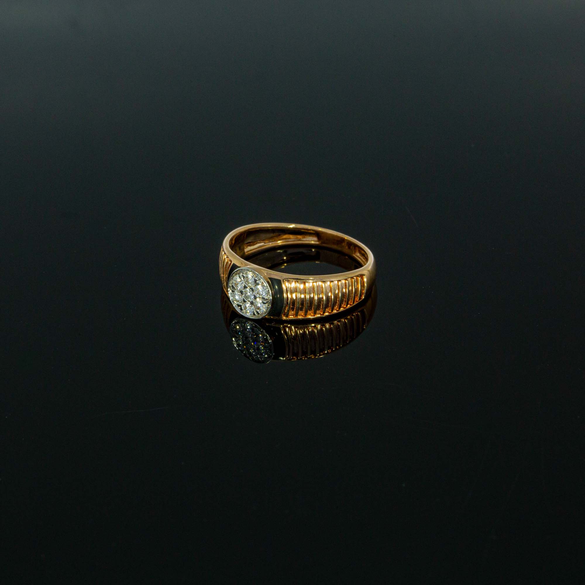 Sparkling 14kt Diamond Finger Ring