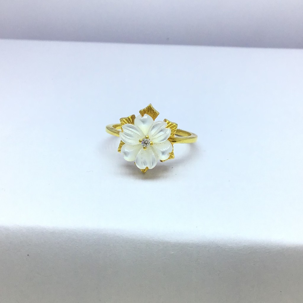 Fancy white flower ladies gold ring