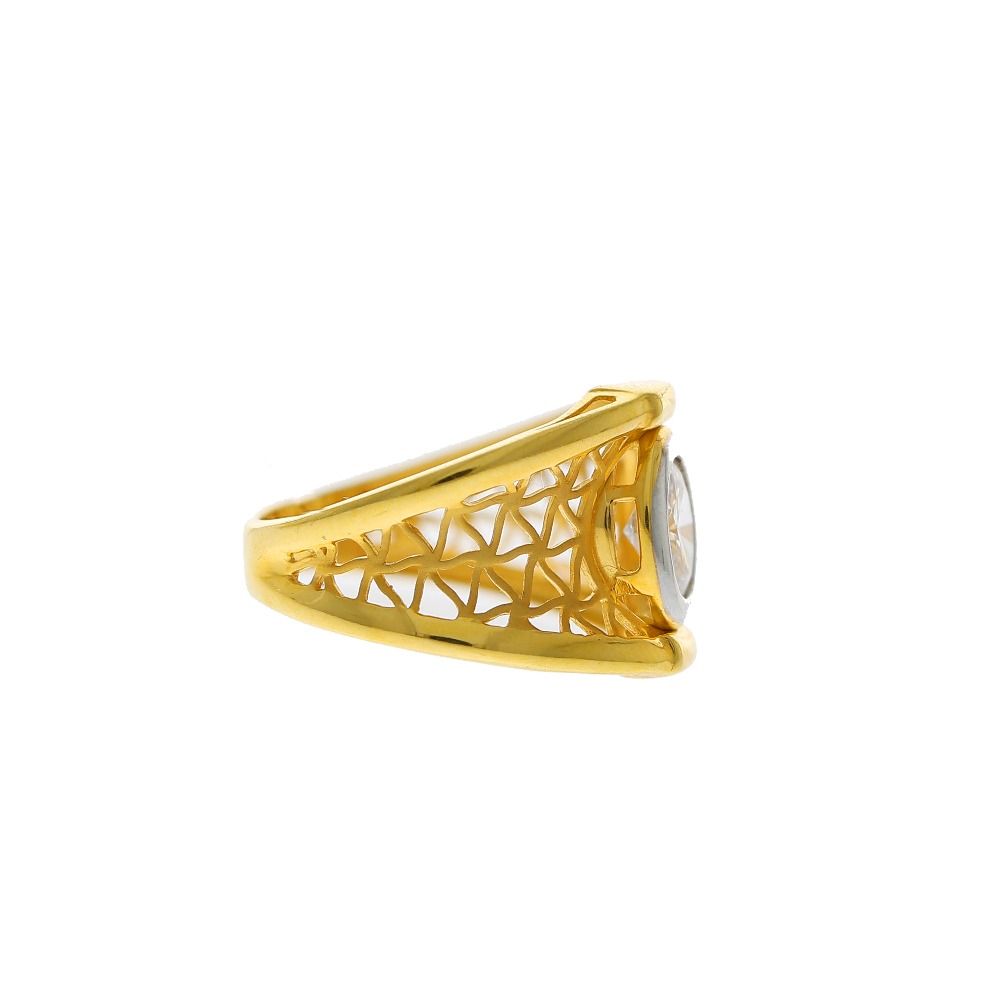 The mesh pattern stone studded gold ring