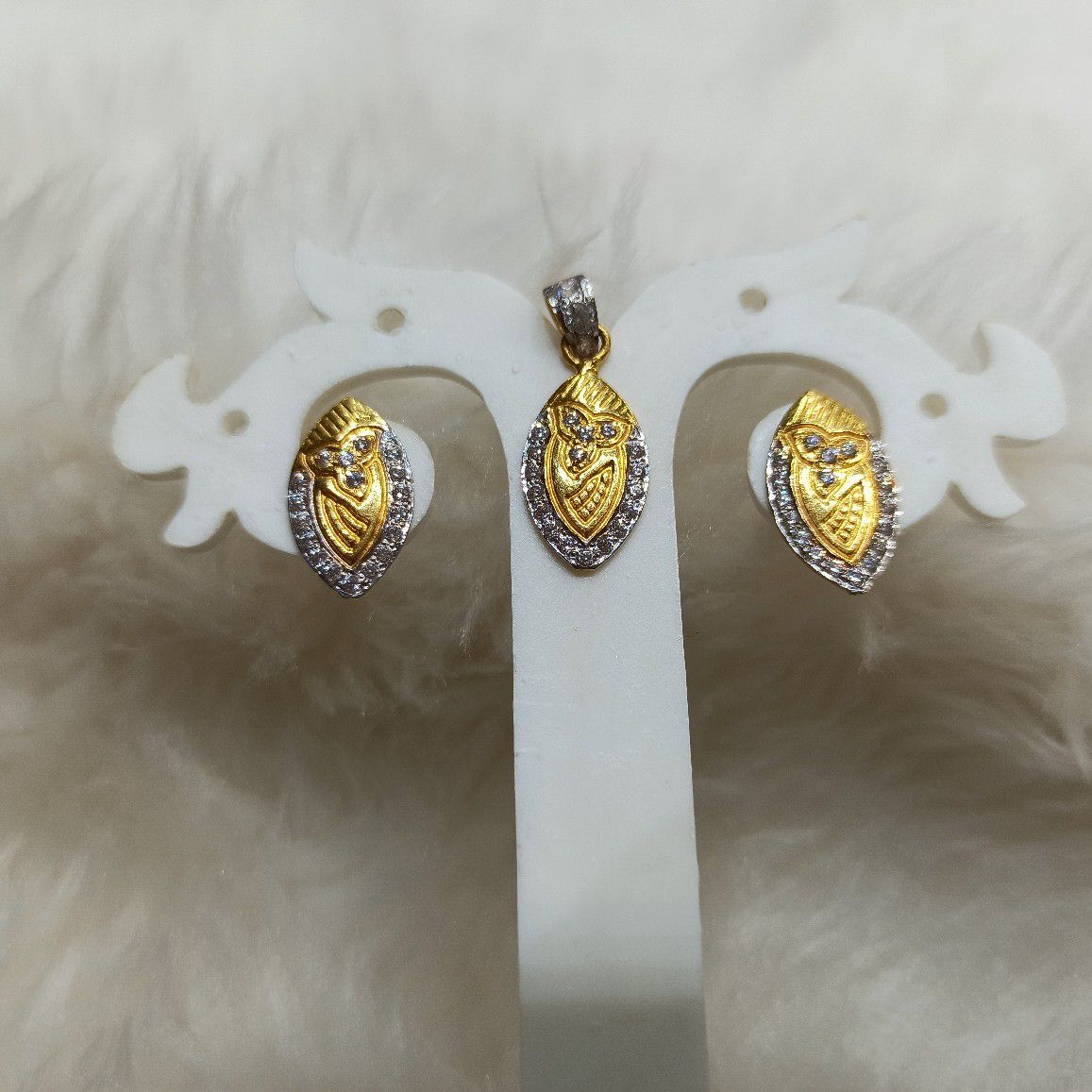 Gold Pendant Set Oval Shape With Diamond Design