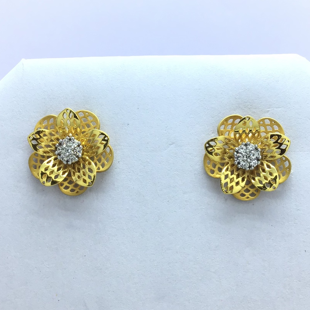 designing flower fancy gold earrings