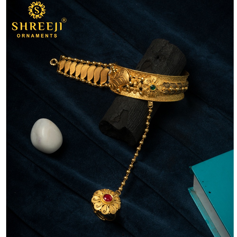 Simple and stylish 22 kt gold antique pocha