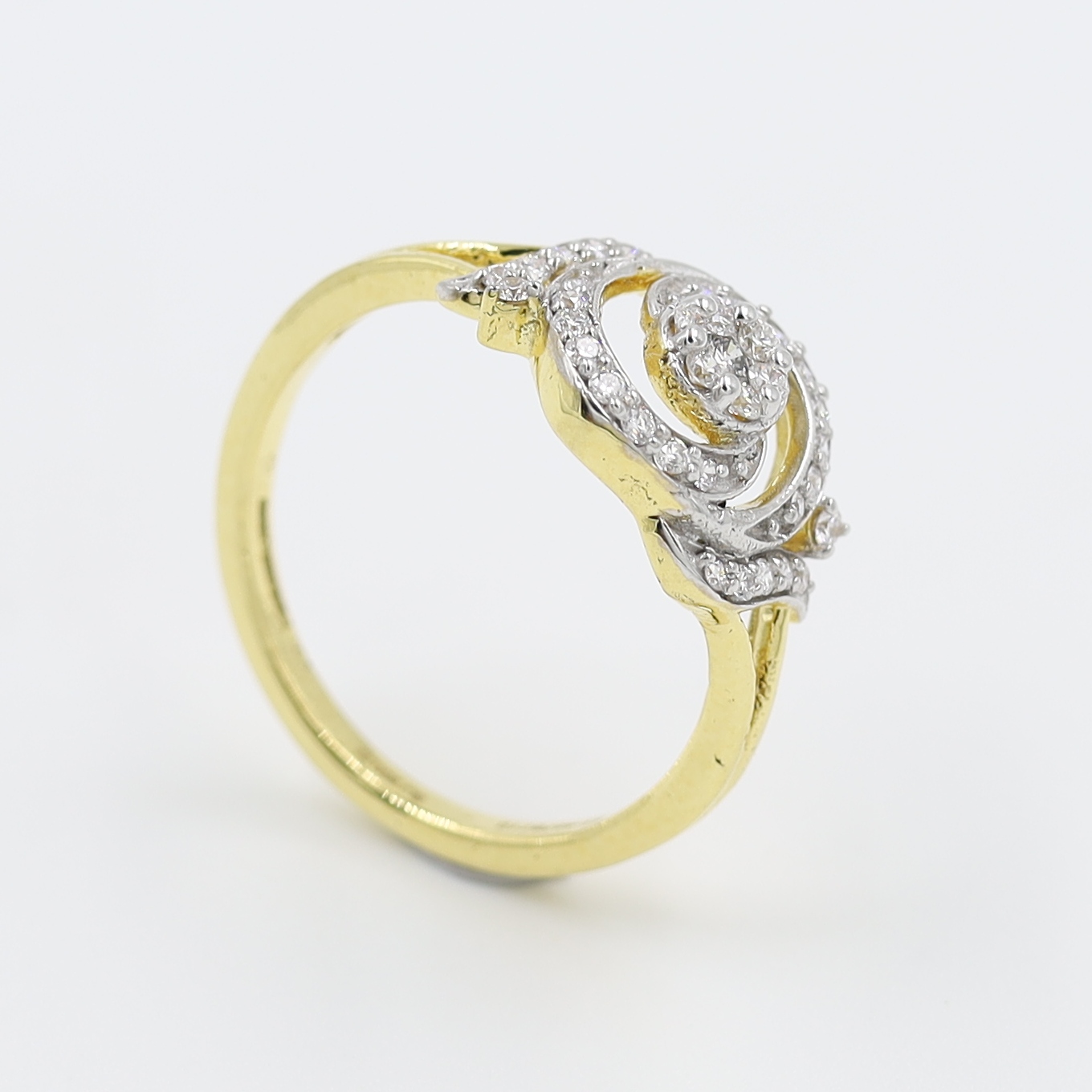 18Kt Yellow Gold Diamond Ring With Pressure Diamond Work