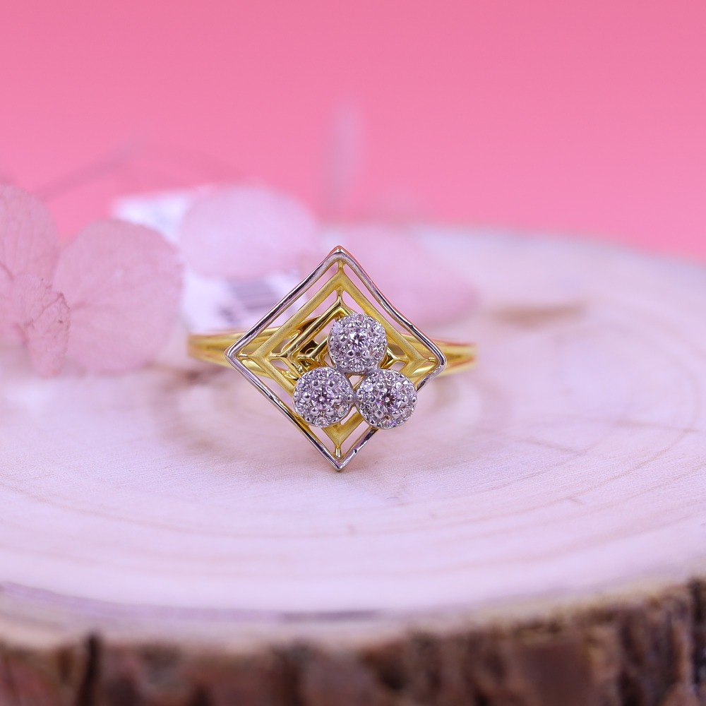 Charming 22 karat yellow gold floral ring