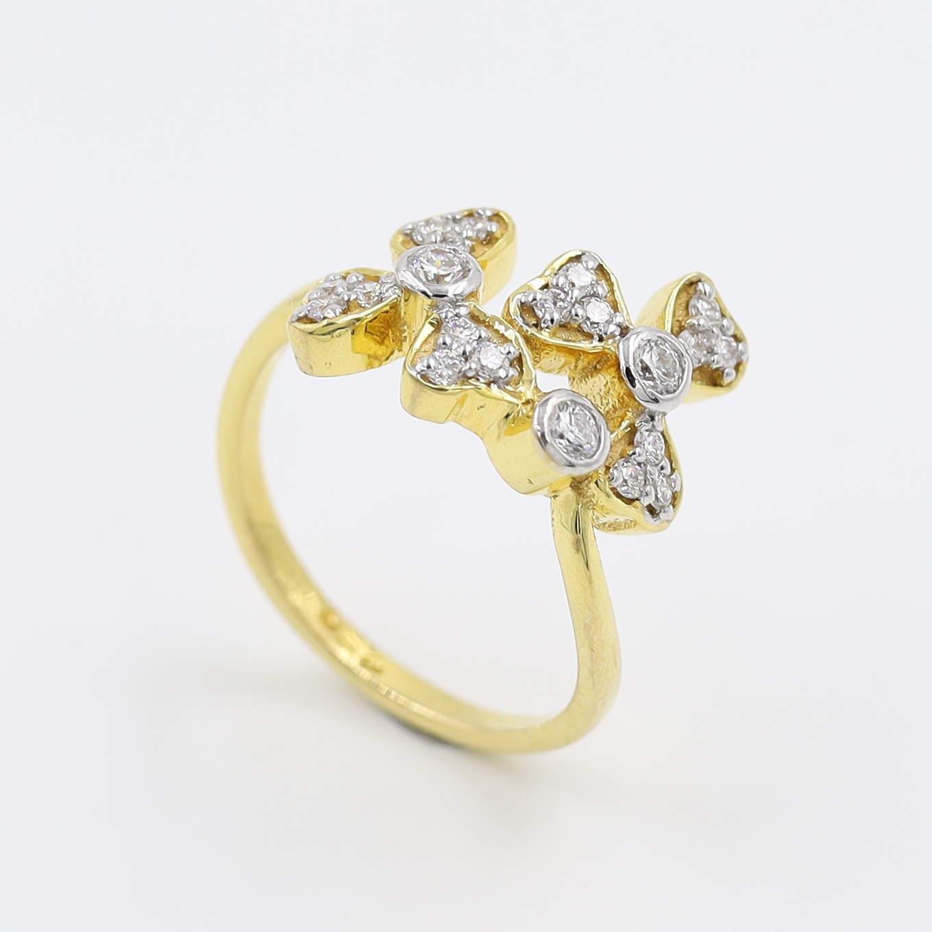 18Kt Yellow Gold Real Diamaond Ring With Unique Flower Shape
