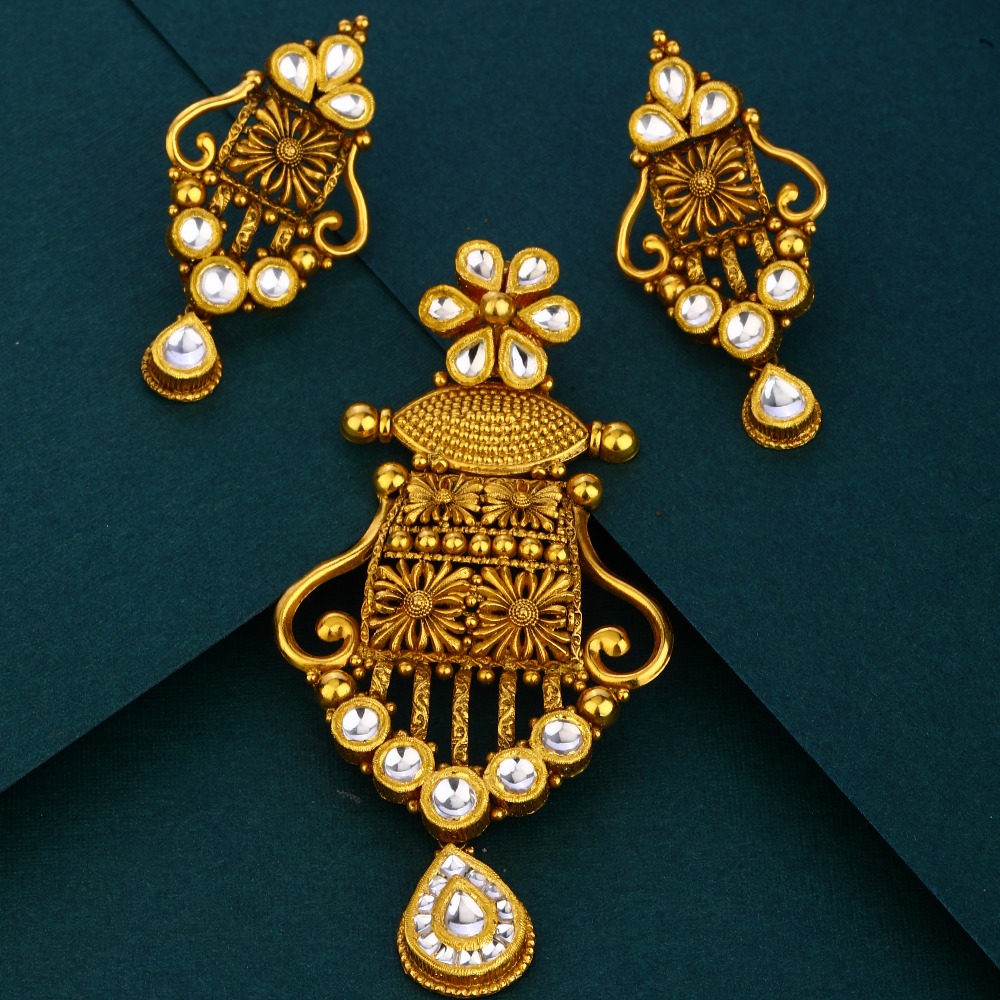 916 hallmark unique Antique  gold pendant set
