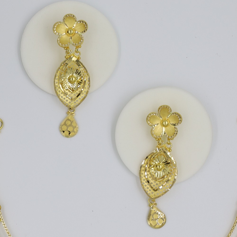 Stunning Gold Necklace For All Brides