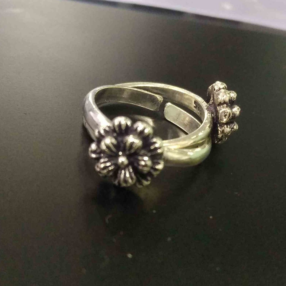925 sterling Silver  oxidised flower  design  Toe Ring / Bichiya