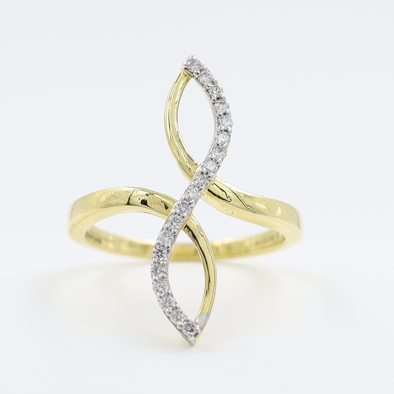 18Kt Yellow Gold Fansy Diamond Ring