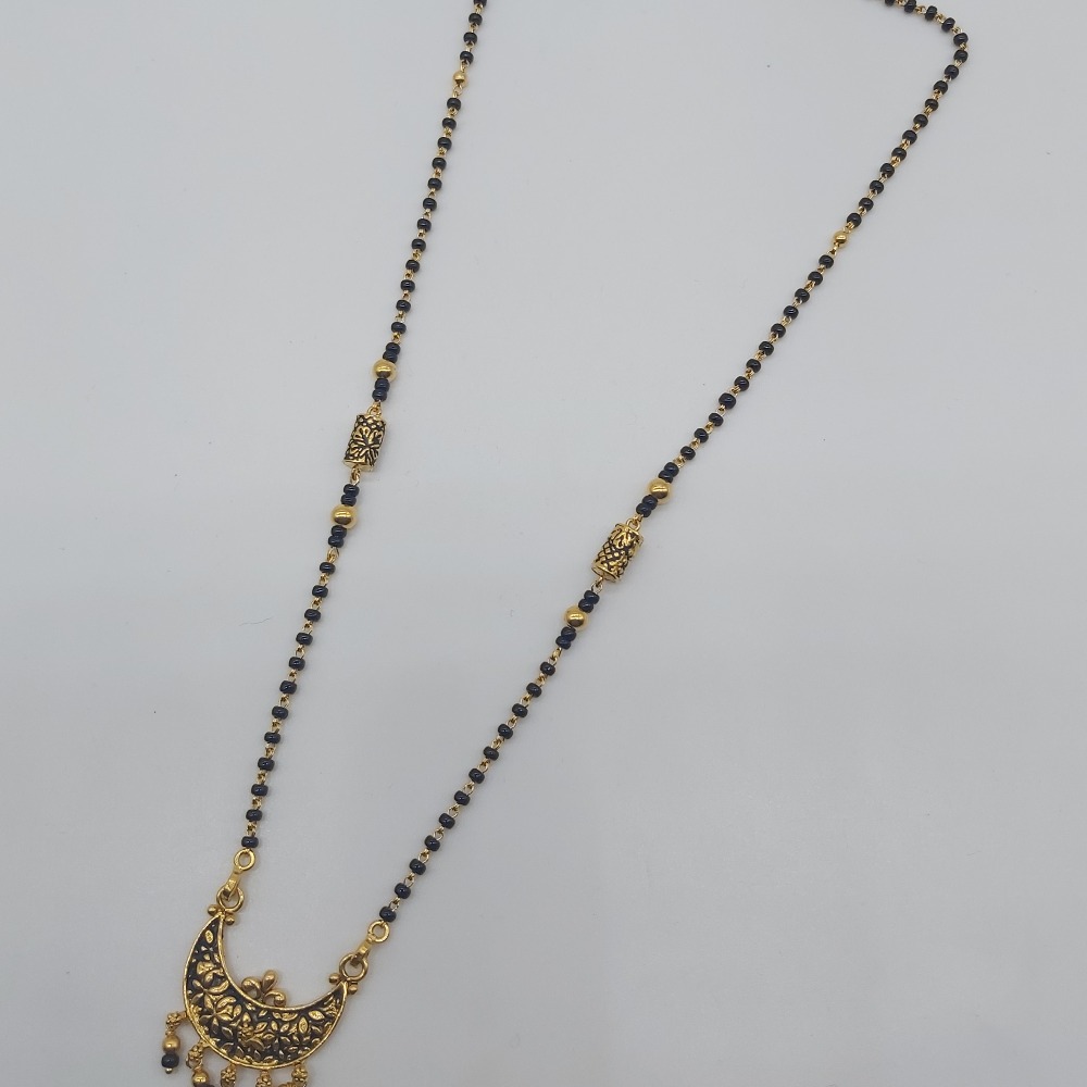 Gold single line delicate short mangalsutra in antique pattern