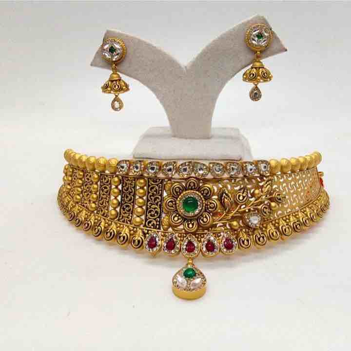 Plain Gold Temple chocker set
