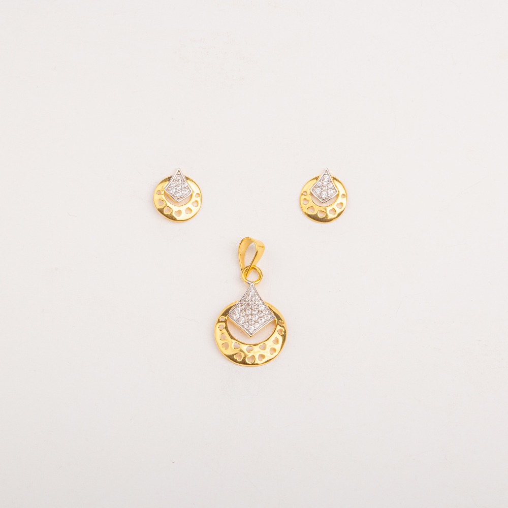 Graceful Small Heart Design Gold Pendant Set