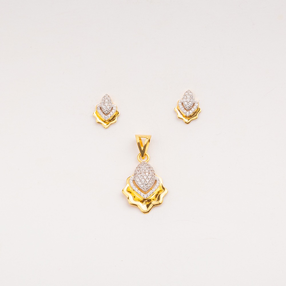 Gorgeous Gold 22kt Pendant And Earrings Set
