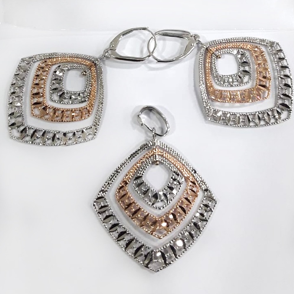 18KT Gold Stylish Pendant Set 
