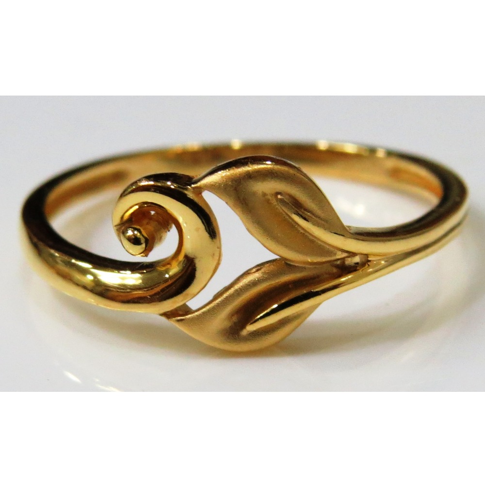 Sleek Decorative Gold Ring