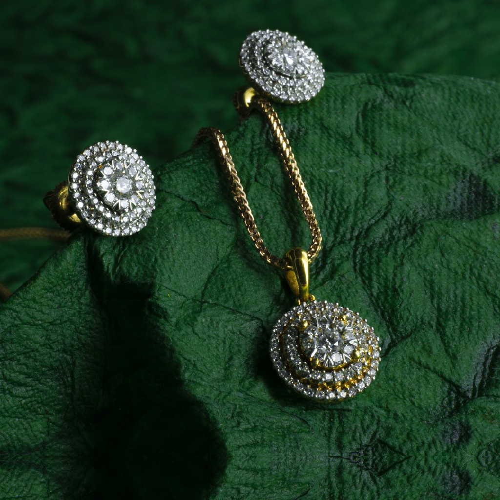 Diamond pendant set