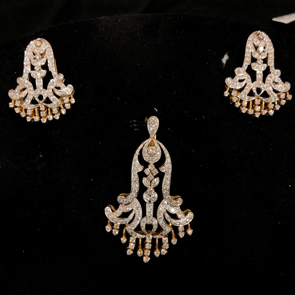 Gold stylish diamond pendant set