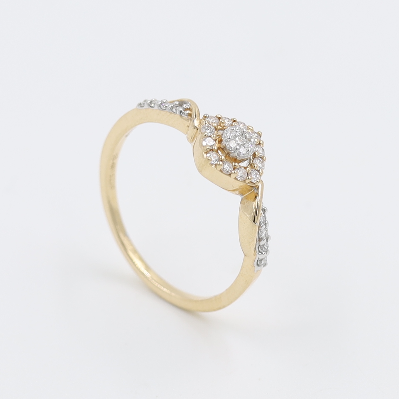 14Kt Attractive Gold And Diamond Ring