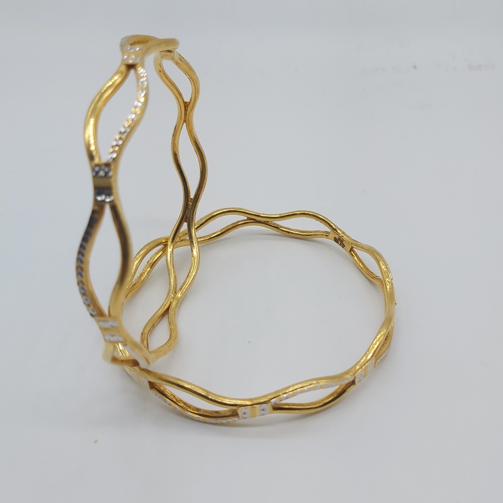 Gold zig zag pattern fashionable diamond bangles
