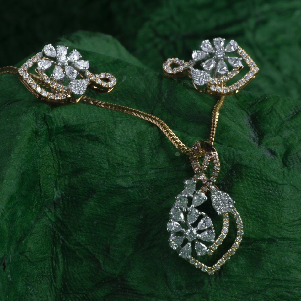 Diamond pendant set