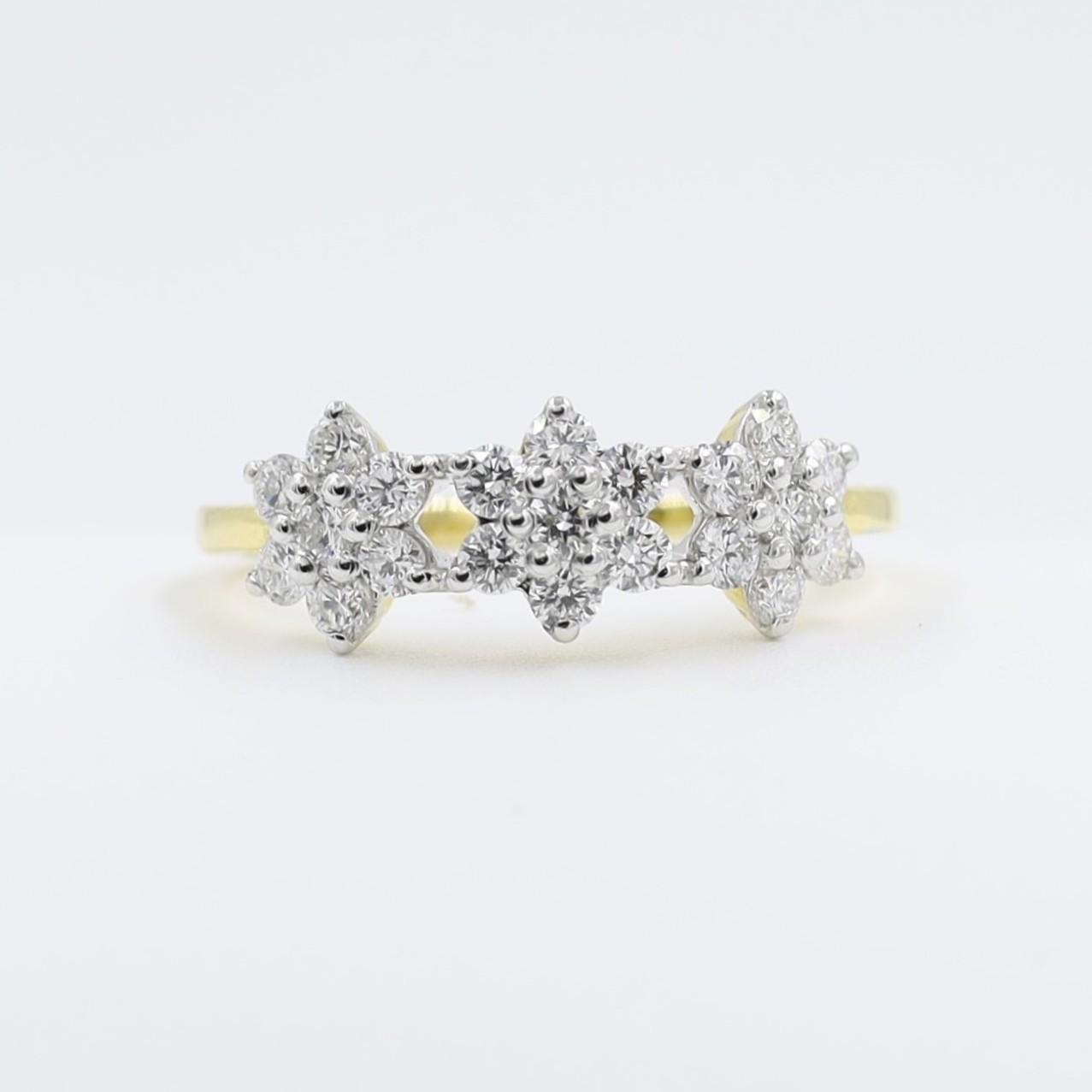 14Kt Yellow Gold Daimond Ring with Stars Beautifully Studded With Natral Diamonds