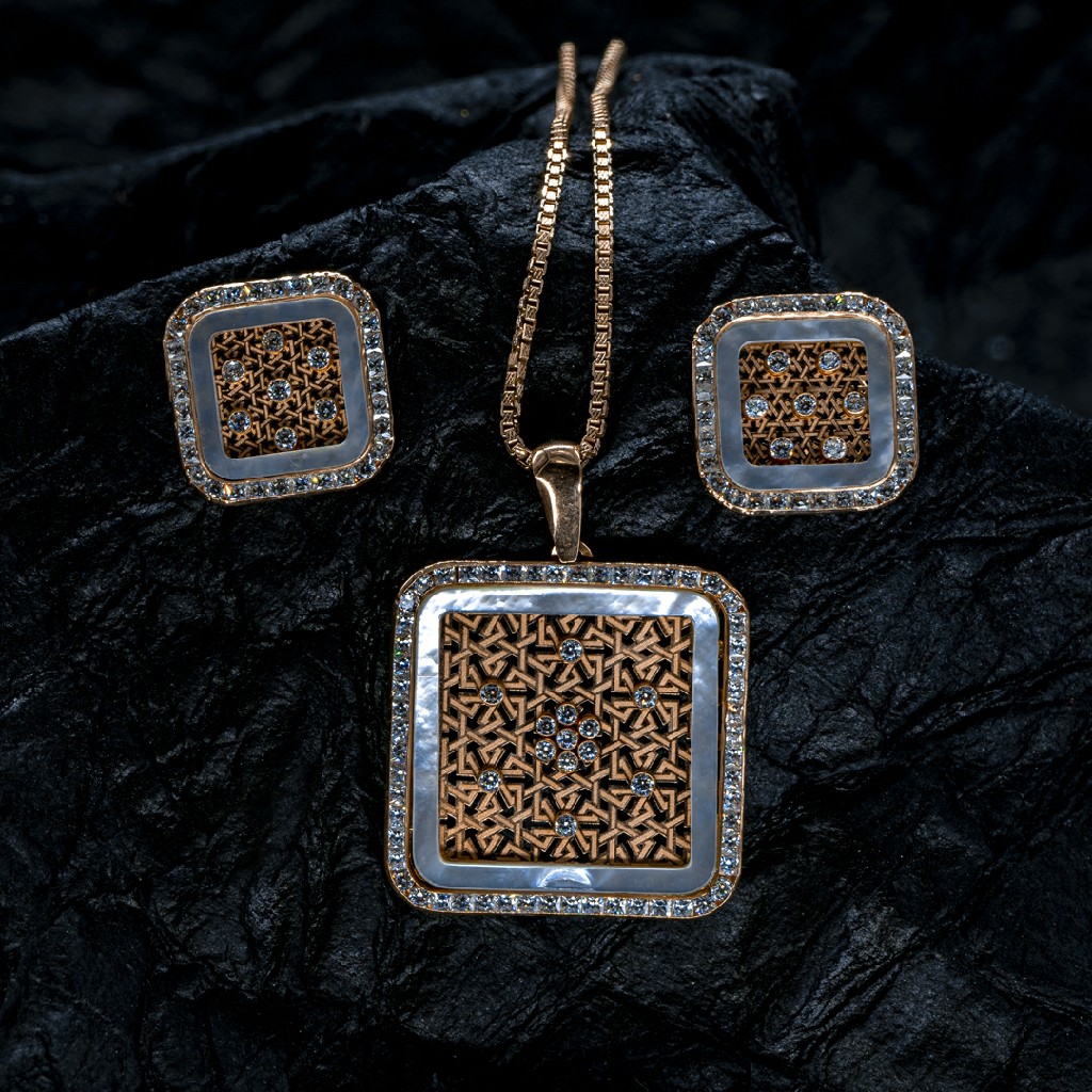 18ct rose gold pendant set