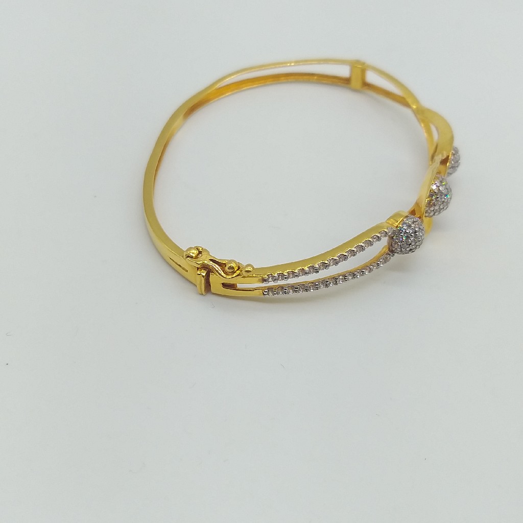 Gold Ladies Stylish Bracelet with Rhodium and Diamonds