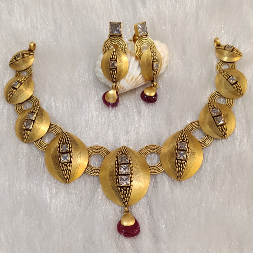 Traditional short necklace