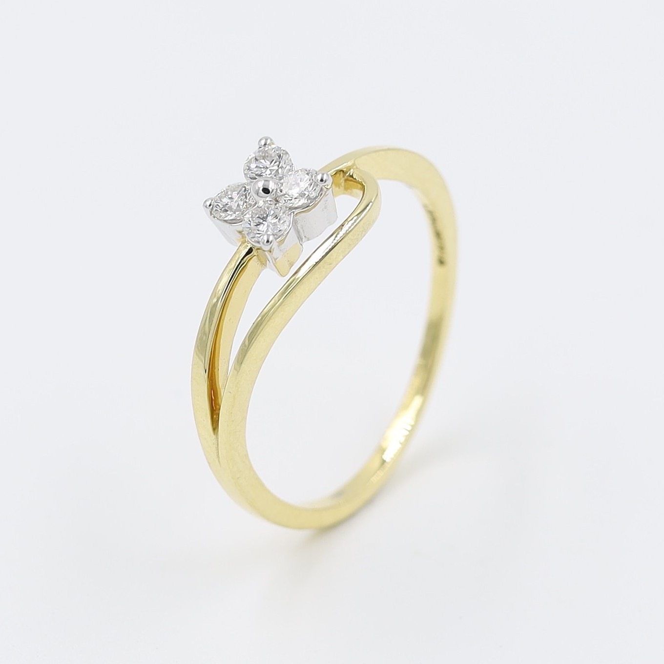 Gorgeous 14 Karat Yellow Gold And Diamond Interlock Ring