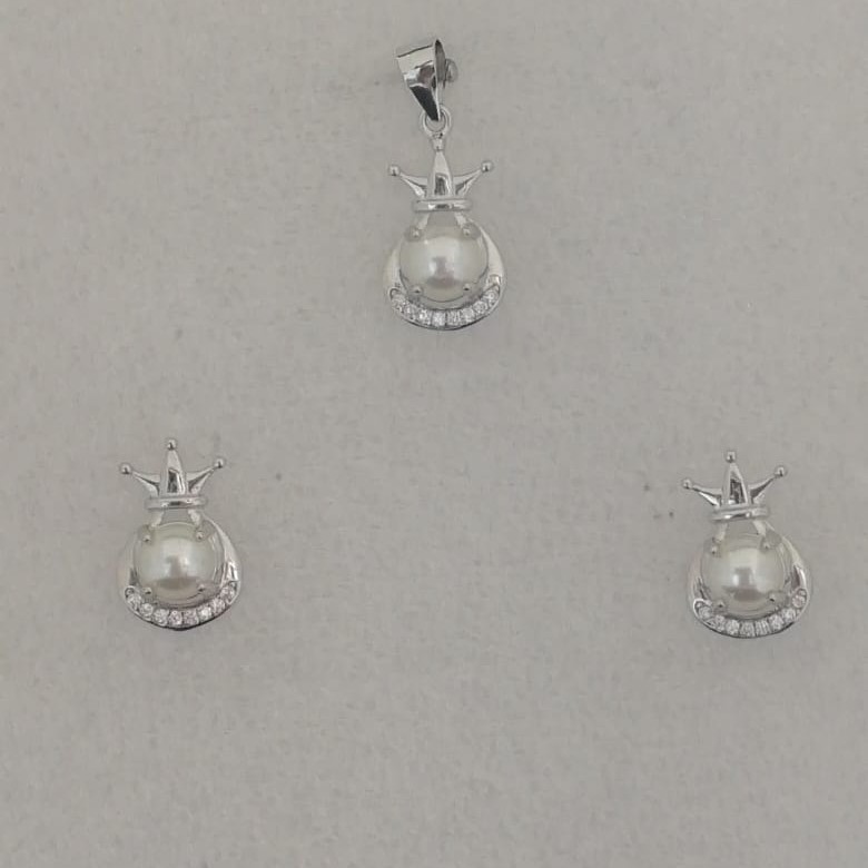 Sterling silver pearl collection butty pendant set