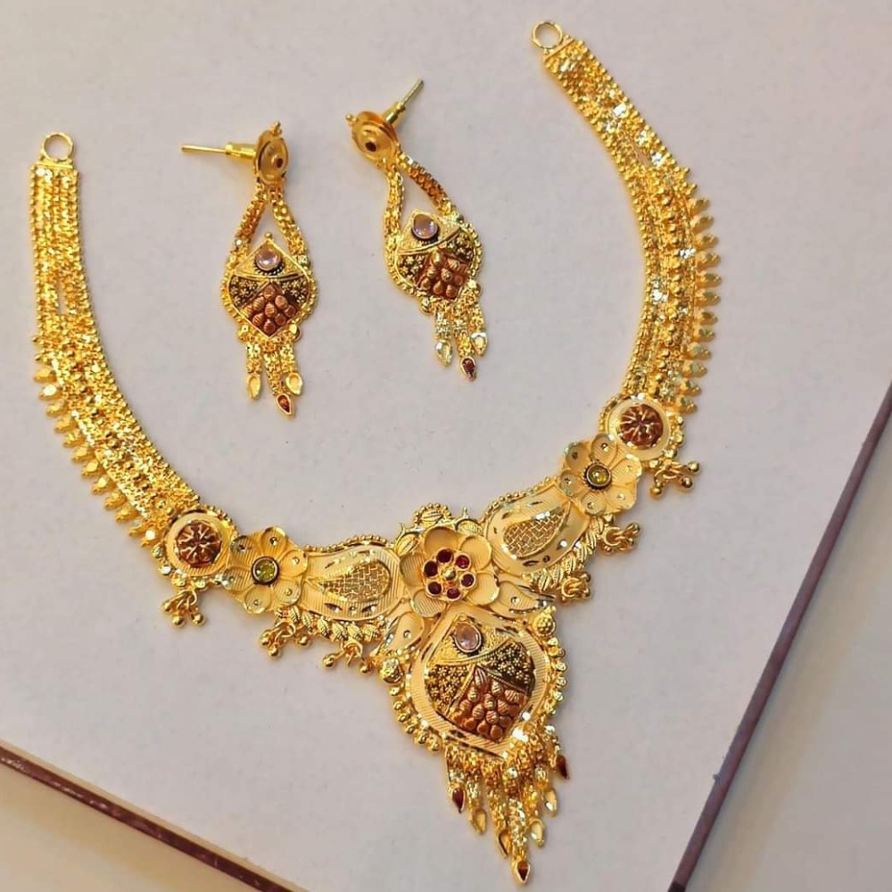 Buy quality 22 carat gold ladies necklace set RH-NS803 in Ahmedabad