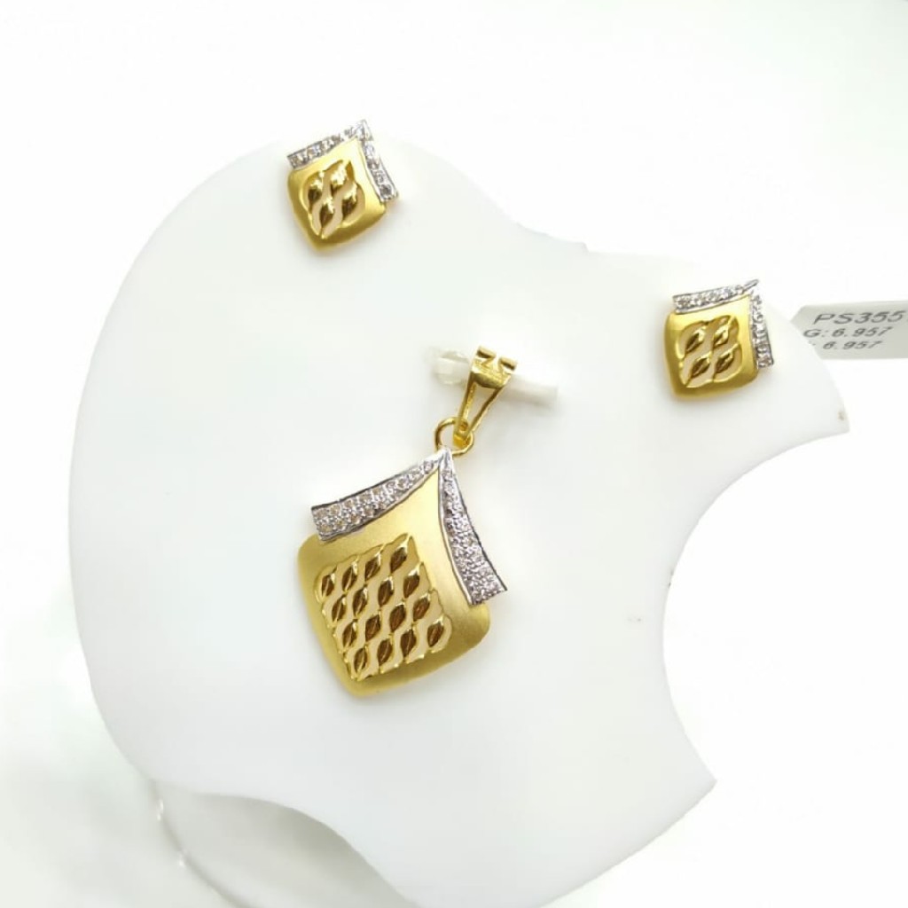 22 carat 916 diamond fancy pendle set