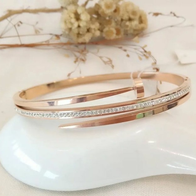 Flower With Diamond Cool Design Rose Gold Bracelet For Women - Style  Lbra091 – Soni Fashion®