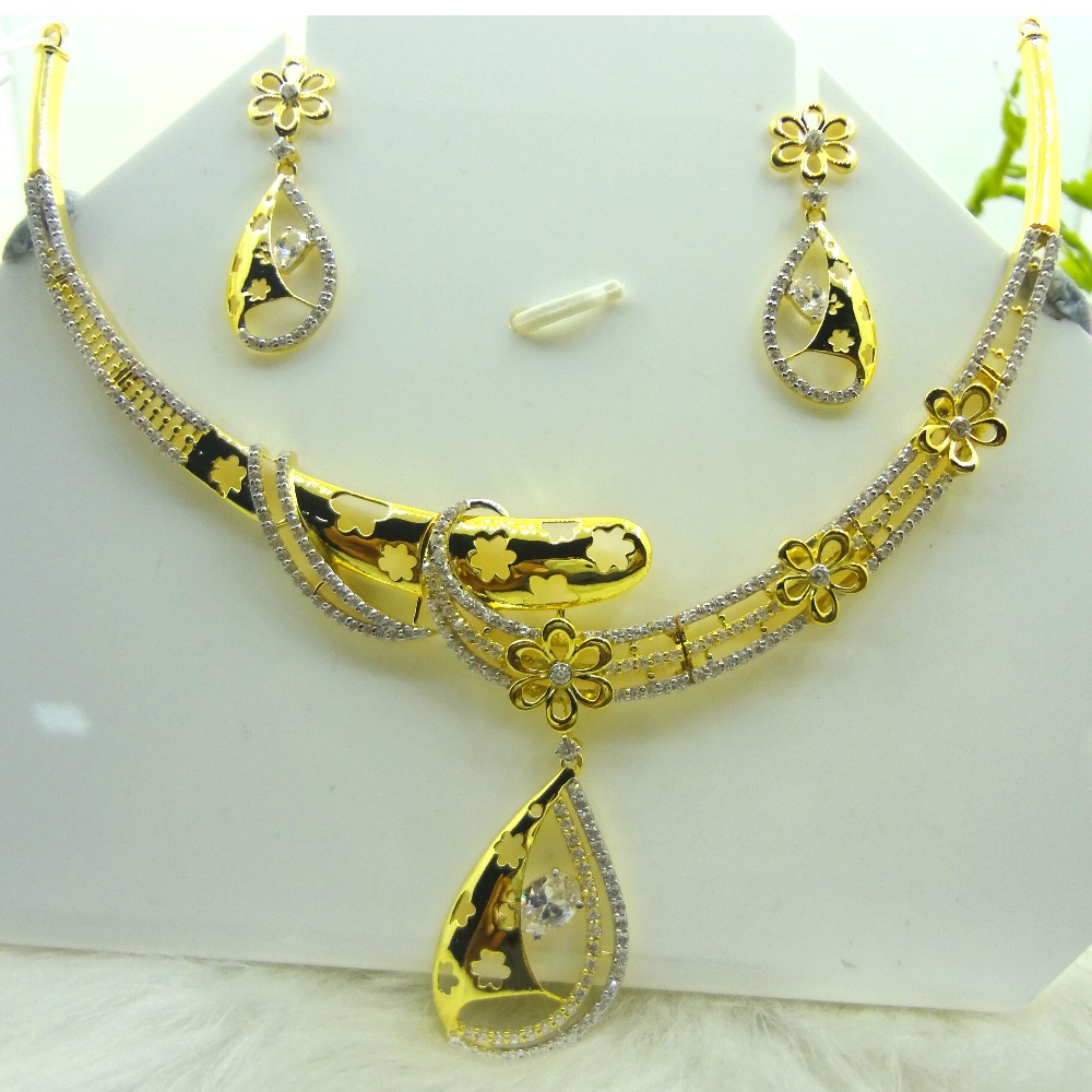 18 kt yellow gold cz diamond floral pattern necklace