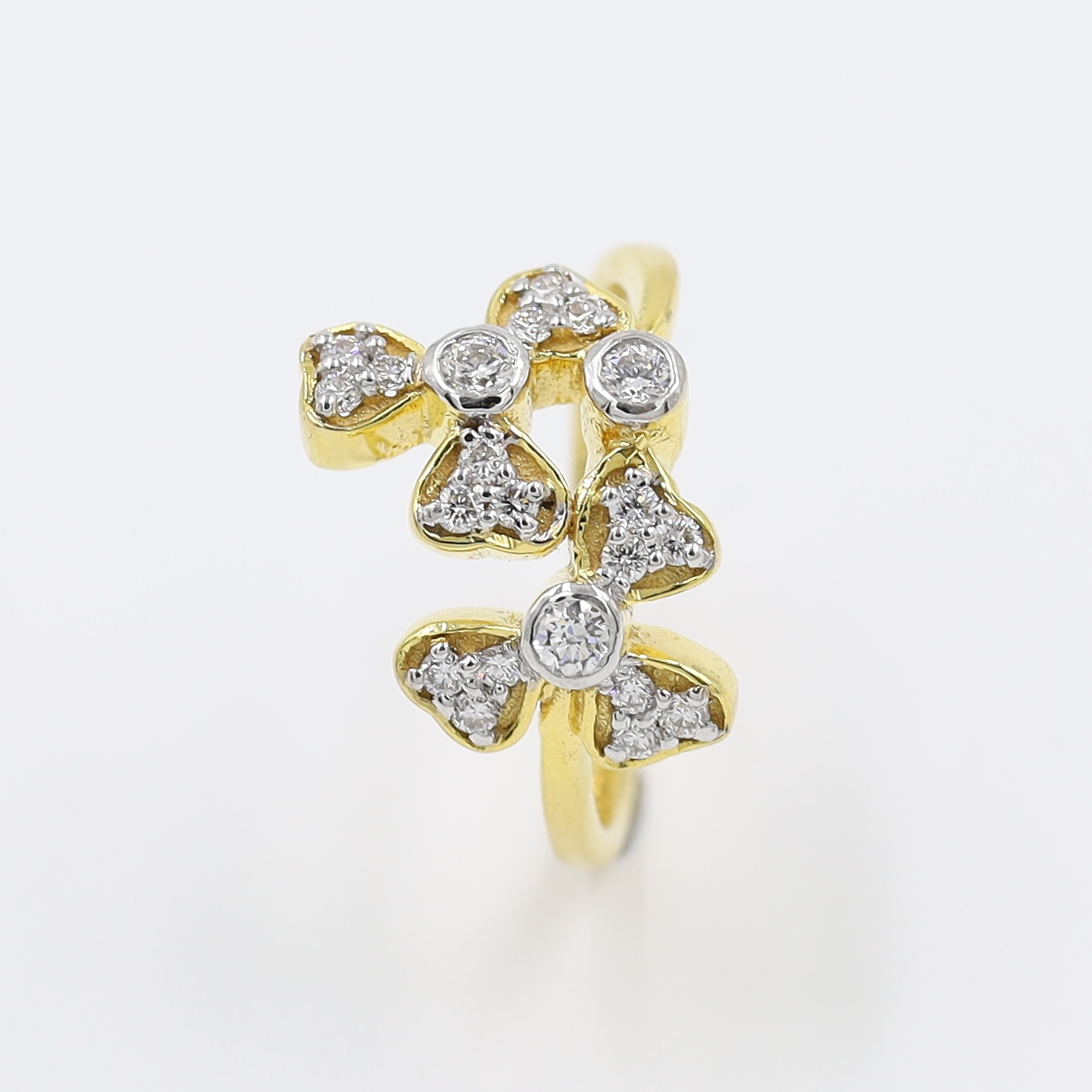 18Kt Yellow Gold Real Diamaond Ring With Unique Flower Shape