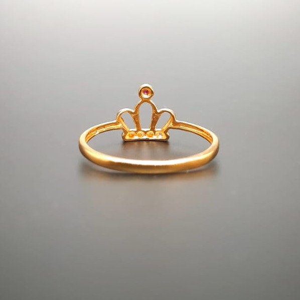 18 ct. gold queen taj ring