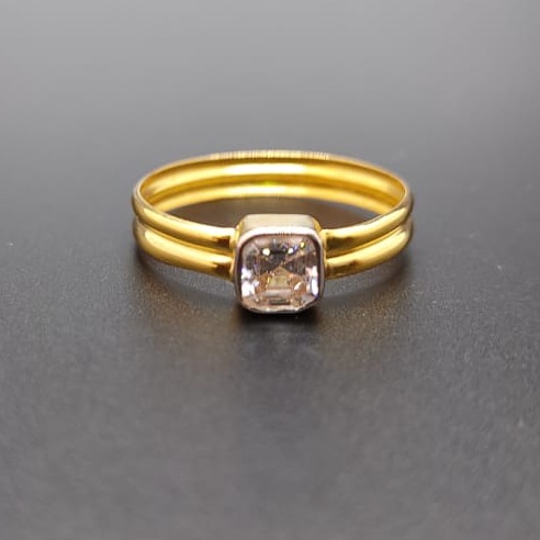 18 ct. gold ring single squre white diamond