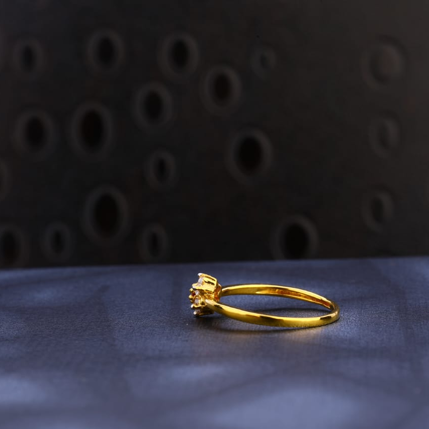 916 Gold Ladies Classic Ring LR1589