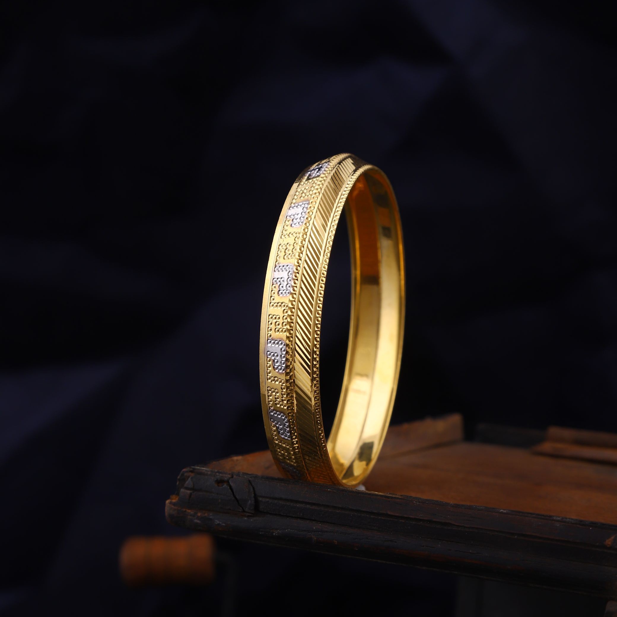 Buy quality 916 Gold Fancy Mens Kada in Ahmedabad