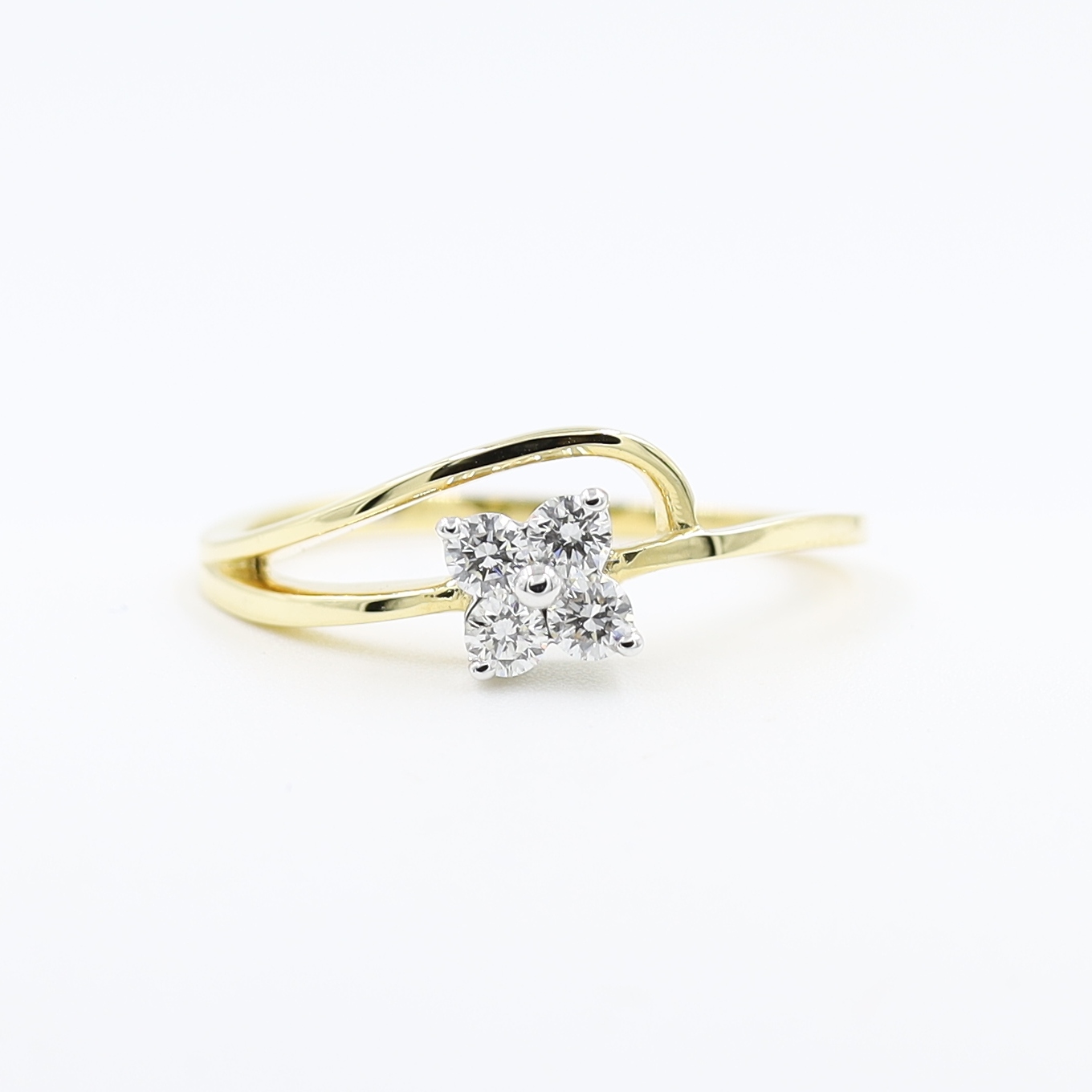 Gorgeous 14 Karat Yellow Gold And Diamond Interlock Ring