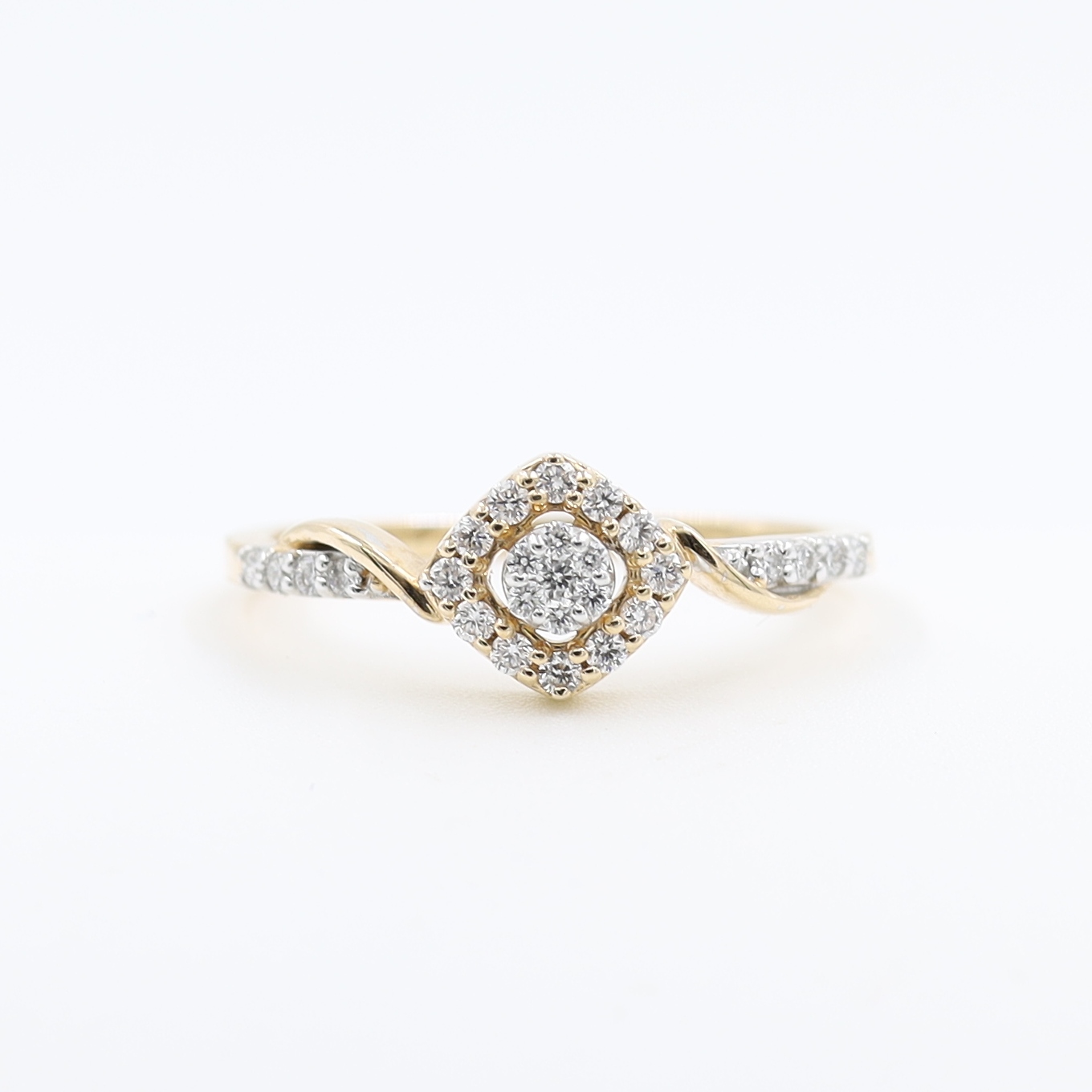 14Kt Attractive Gold And Diamond Ring