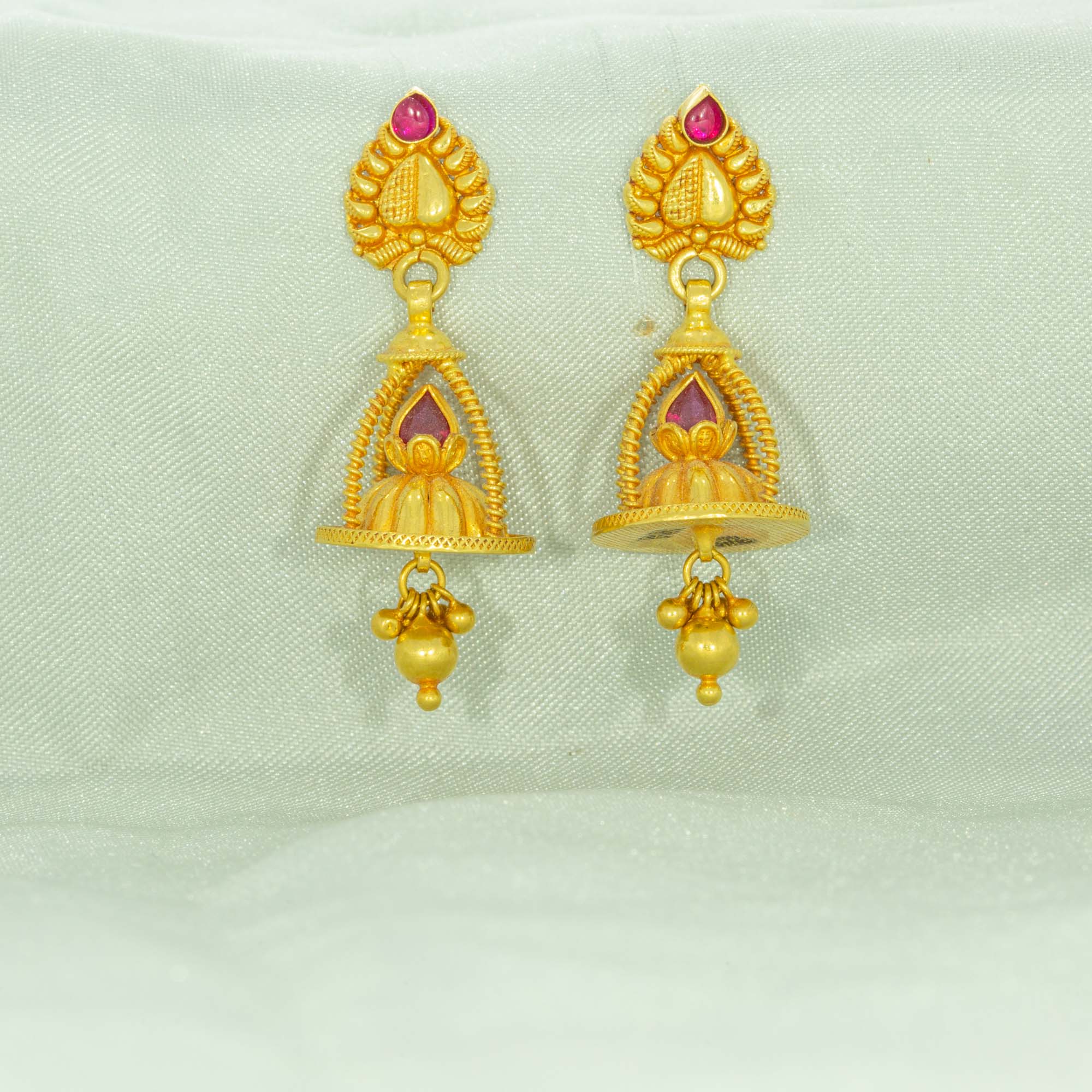 Alluring gold 22kt jhumka earrings