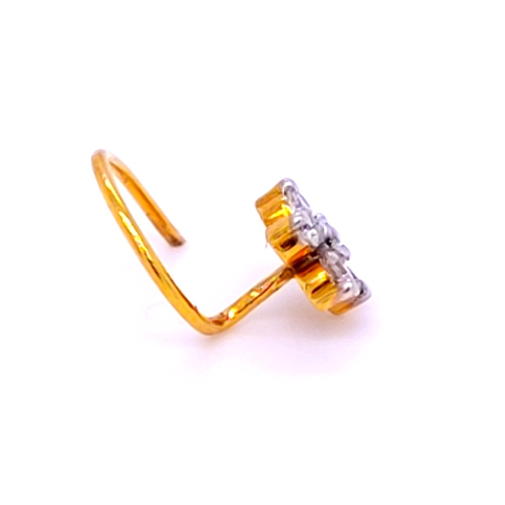 Sanaya six diamond nose pin