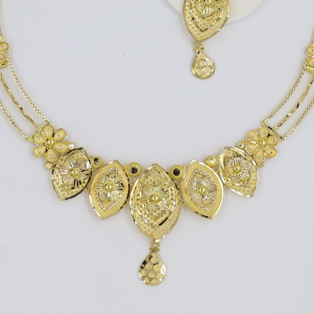 Stunning Gold Necklace For All Brides
