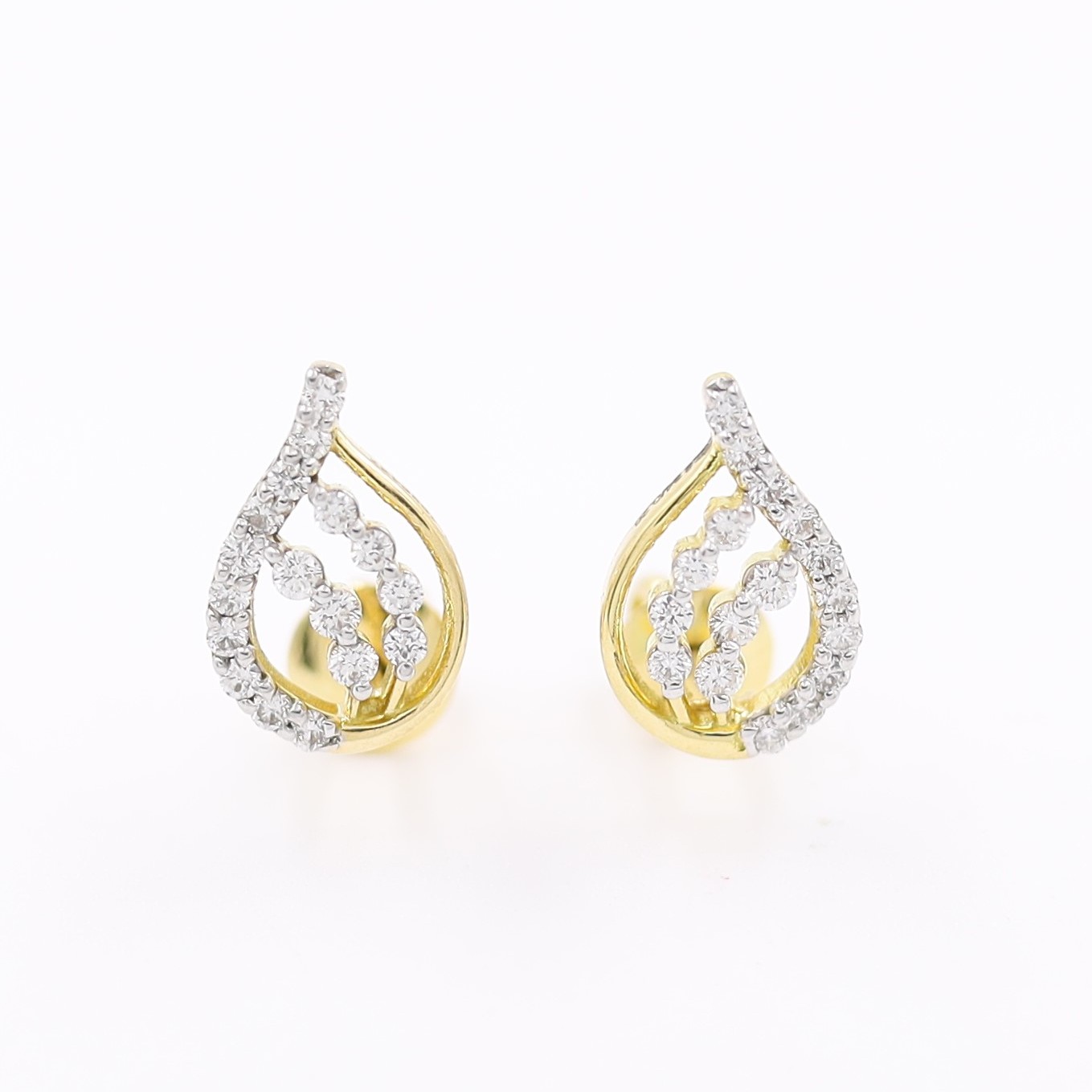 Classy 18 Karat Yellow Gold Daimond Stud Earrings