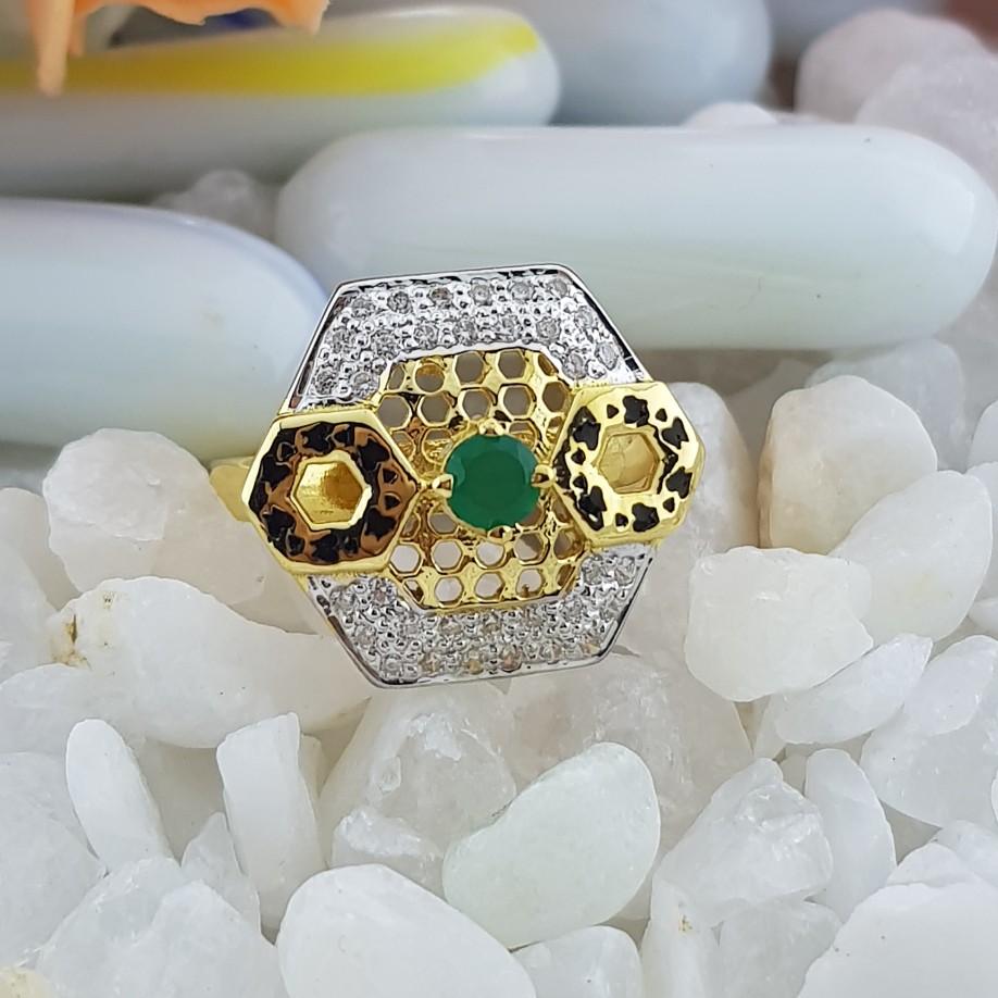 22c green stone ladies ring
