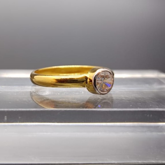 18 ct. gold ring single round diaomond