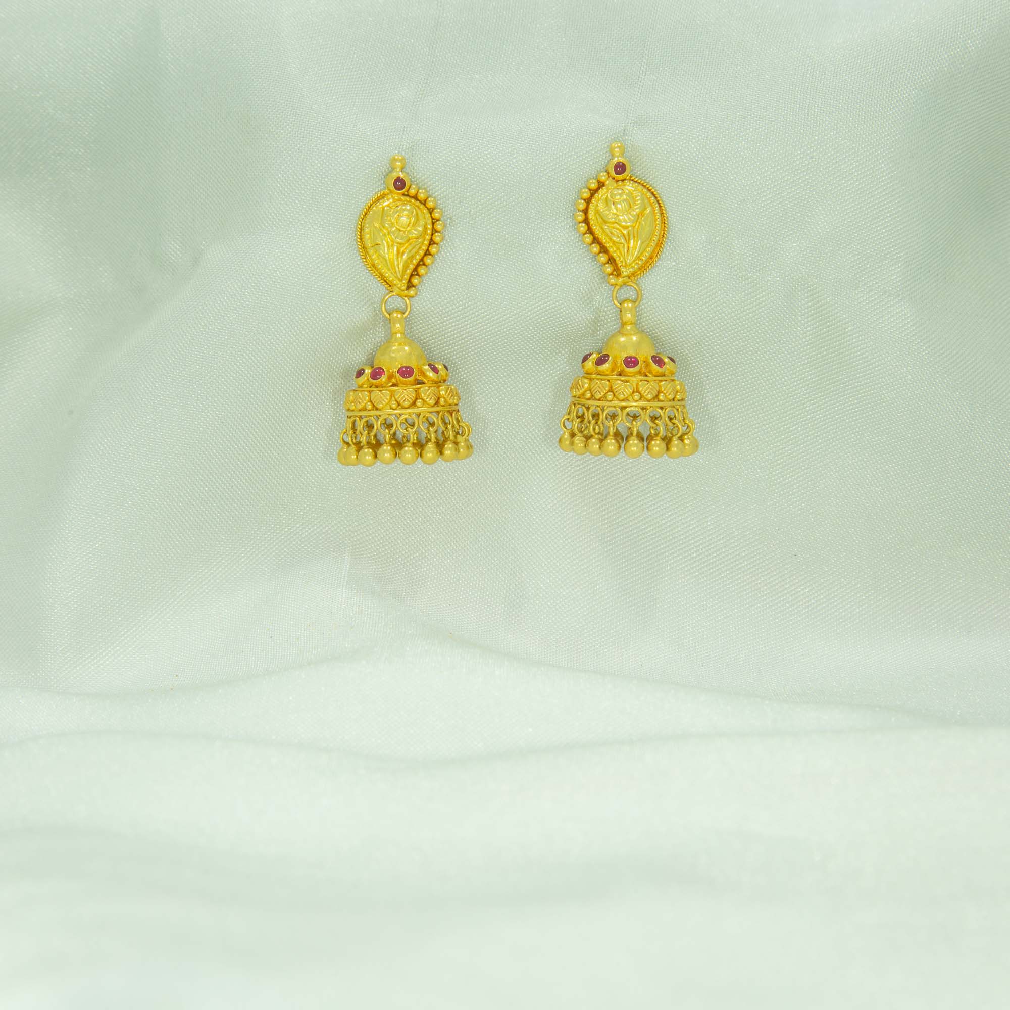 Simple 22kt gold earrings design