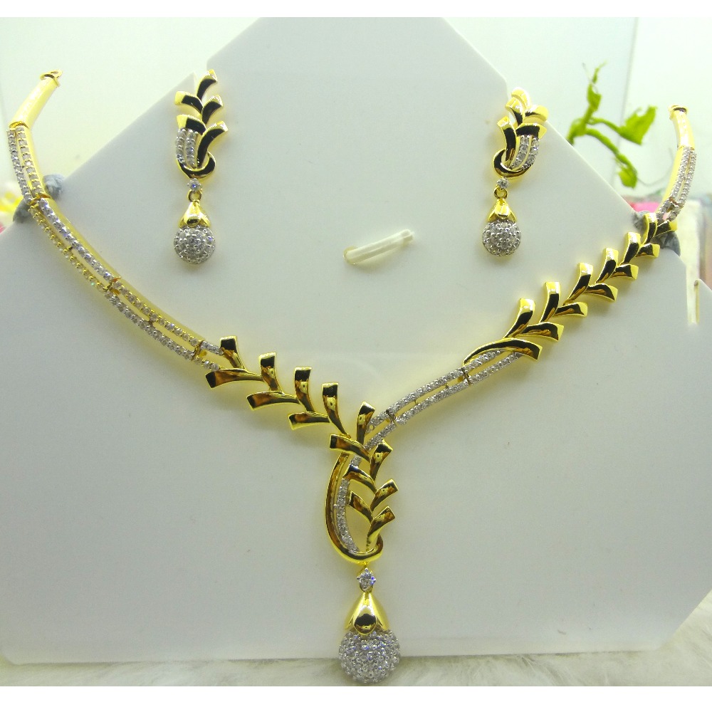 Stylish leafy pattern 18 kt gold necklace