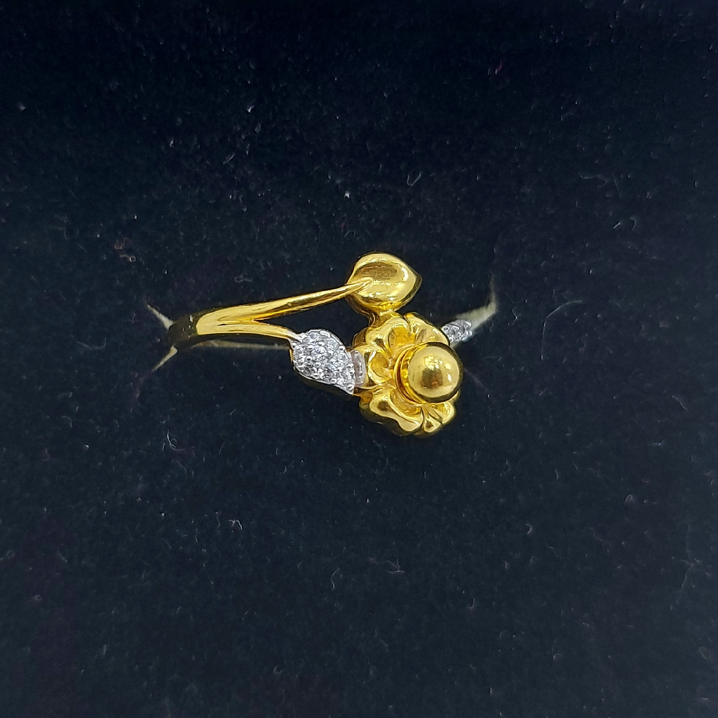 916 Gold CZ Flower Design Ring